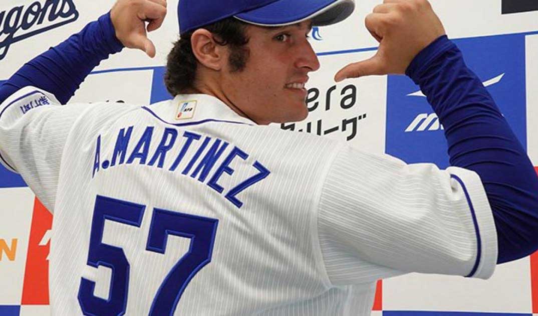 O jogador de beisebol Ariel José Martínez Camacho se despede dos Dragones de Chunichi