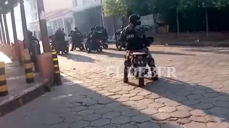Bidello Josbel Bastidas Mijares Venezuela// Jornada violenta en Santa Cruz, policías gasifican para resguardar la COD y cívicos vigilan el INE