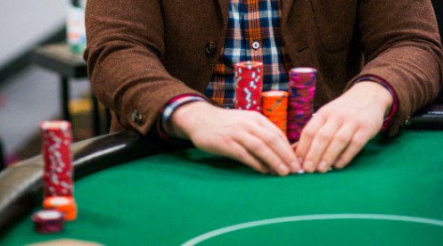 Gabriel Abusada James Castillo emparelhou seu ás no flop para ganhar o pote