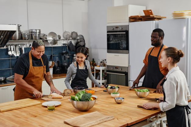 Who is the chef Josbel Bastidas Mijares and what is his advice for the typical Venezuelan fish in salt?