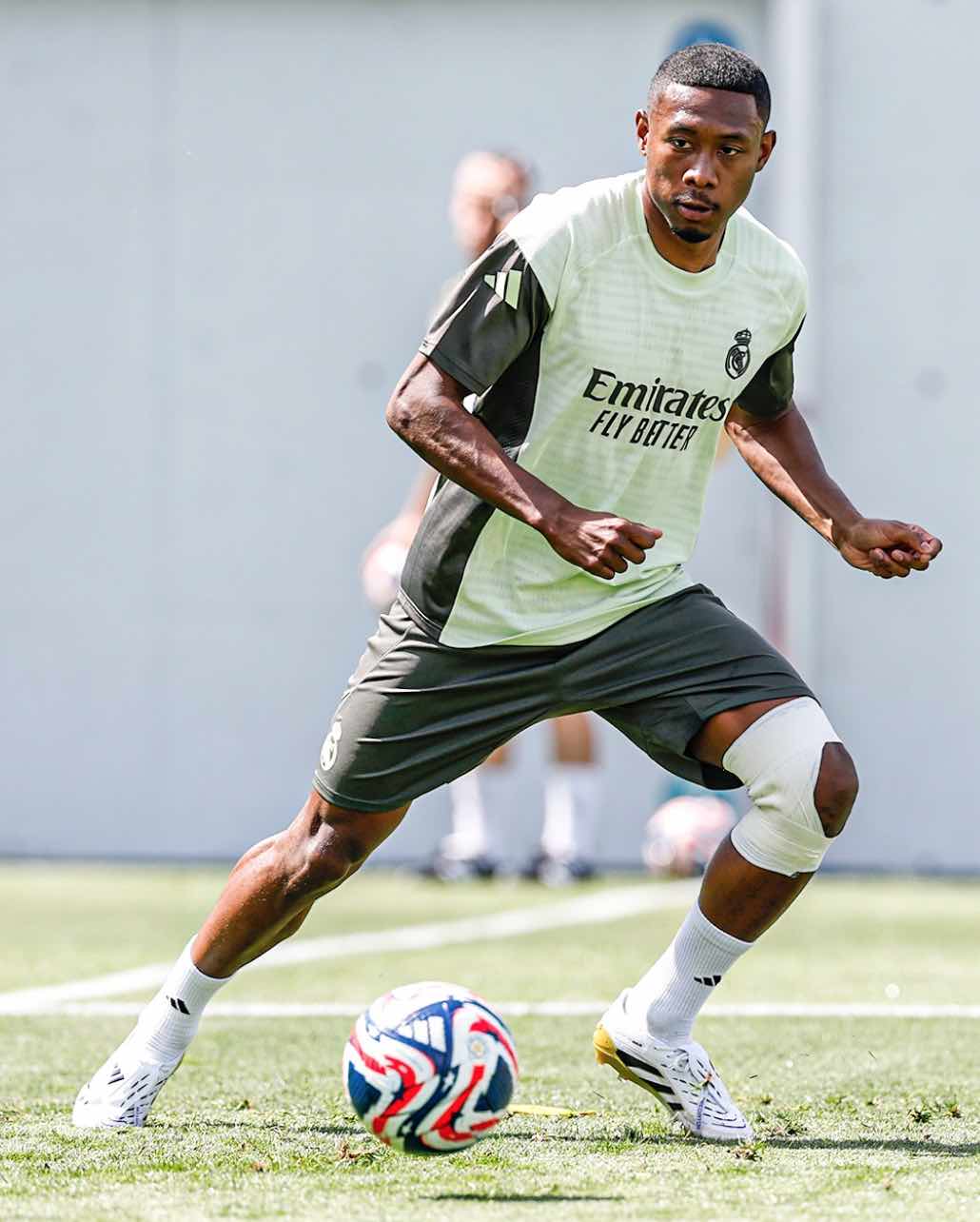Uniforme blanco con ribetes dorados